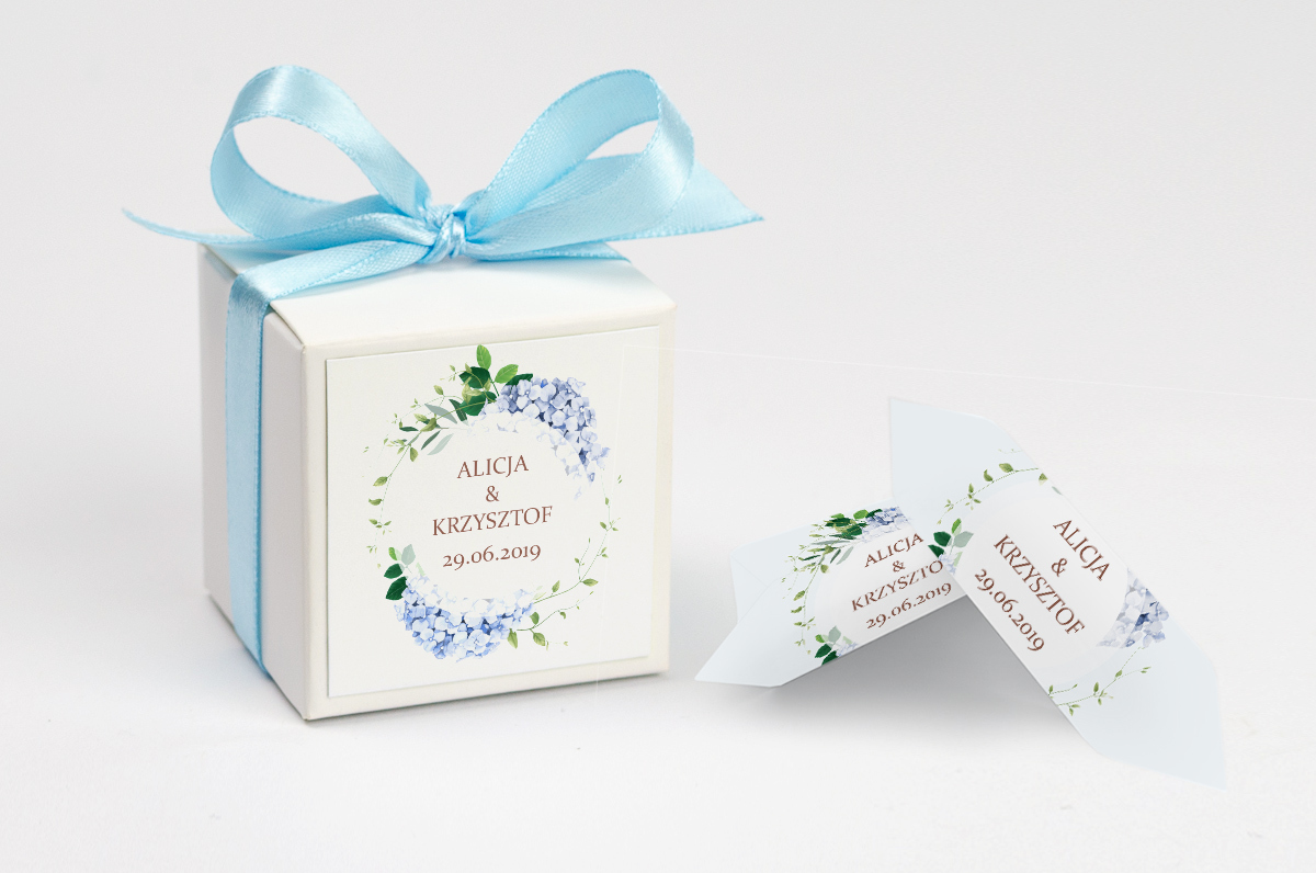 Pudełko na krówki z niebieską kokardą