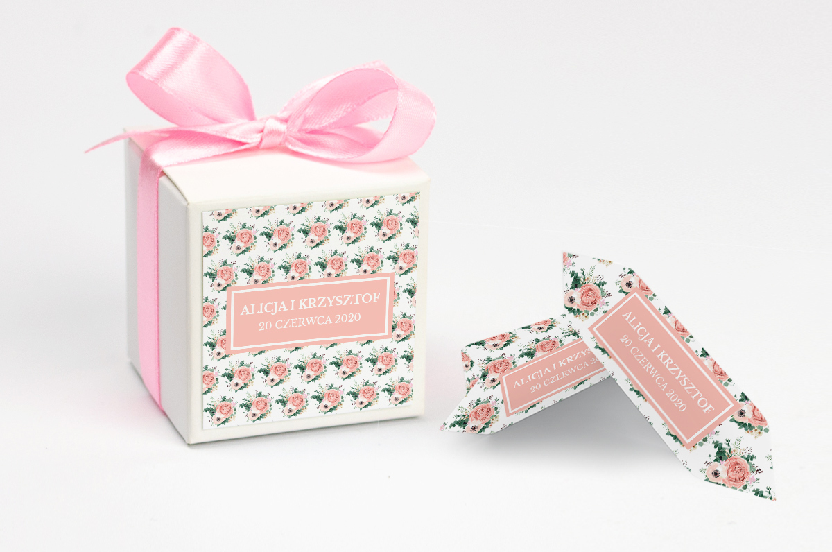 Pudełko na krówki z różową kokardą