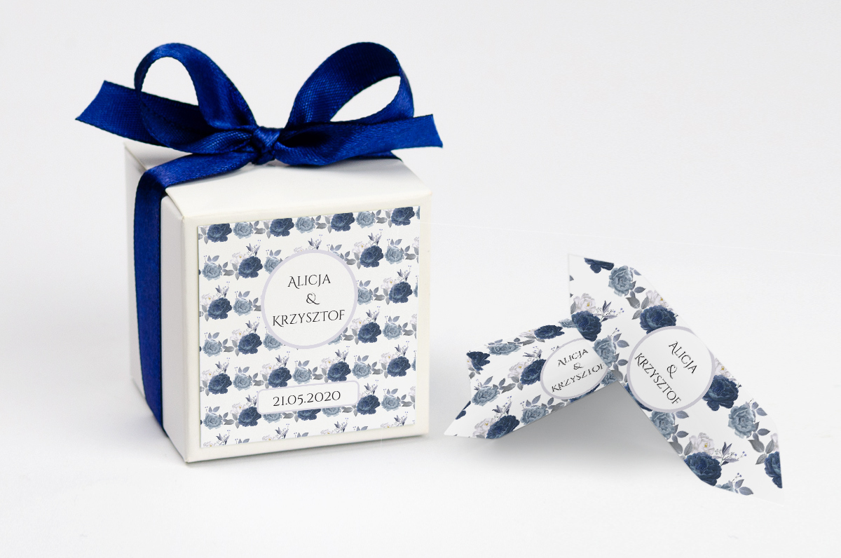 Pudełko na krówki z granatową kokardą