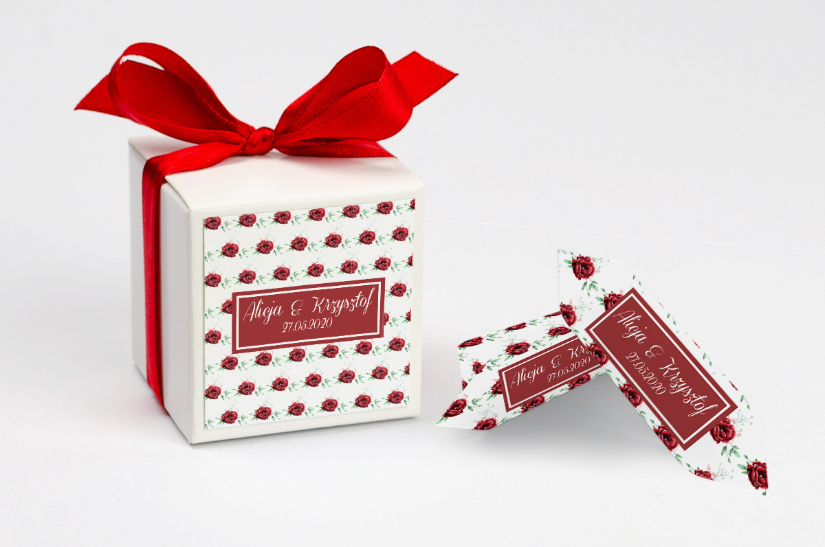 Pudełko na krówki z czerwoną kokardą