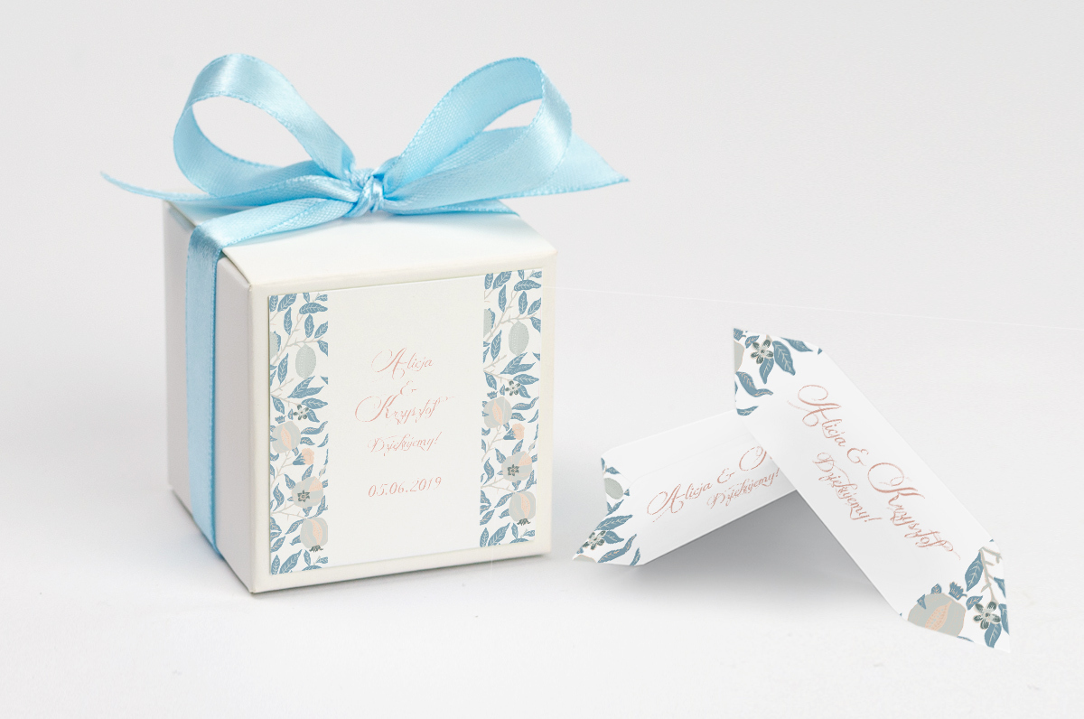 Pudełko na krówki z niebieską kokardą