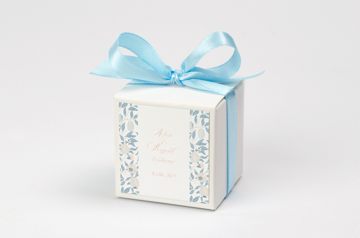 Pudełko na krówki z niebieską kokardą