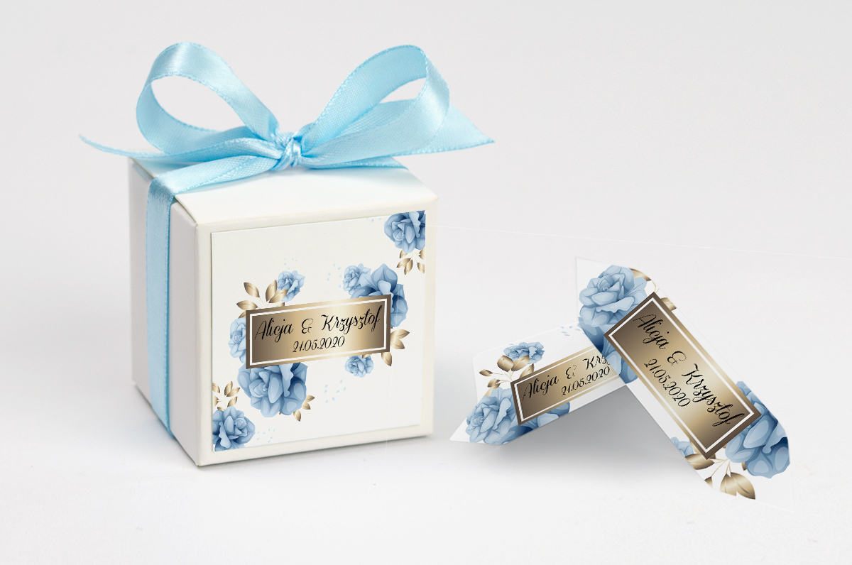 Pudełko na krówki z niebieską kokardą