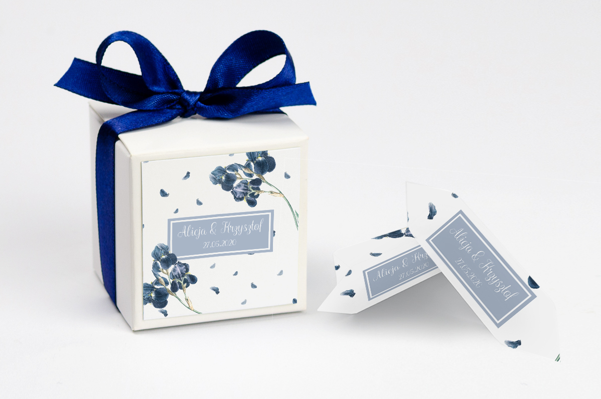 Pudełko na krówki z granatową kokardą