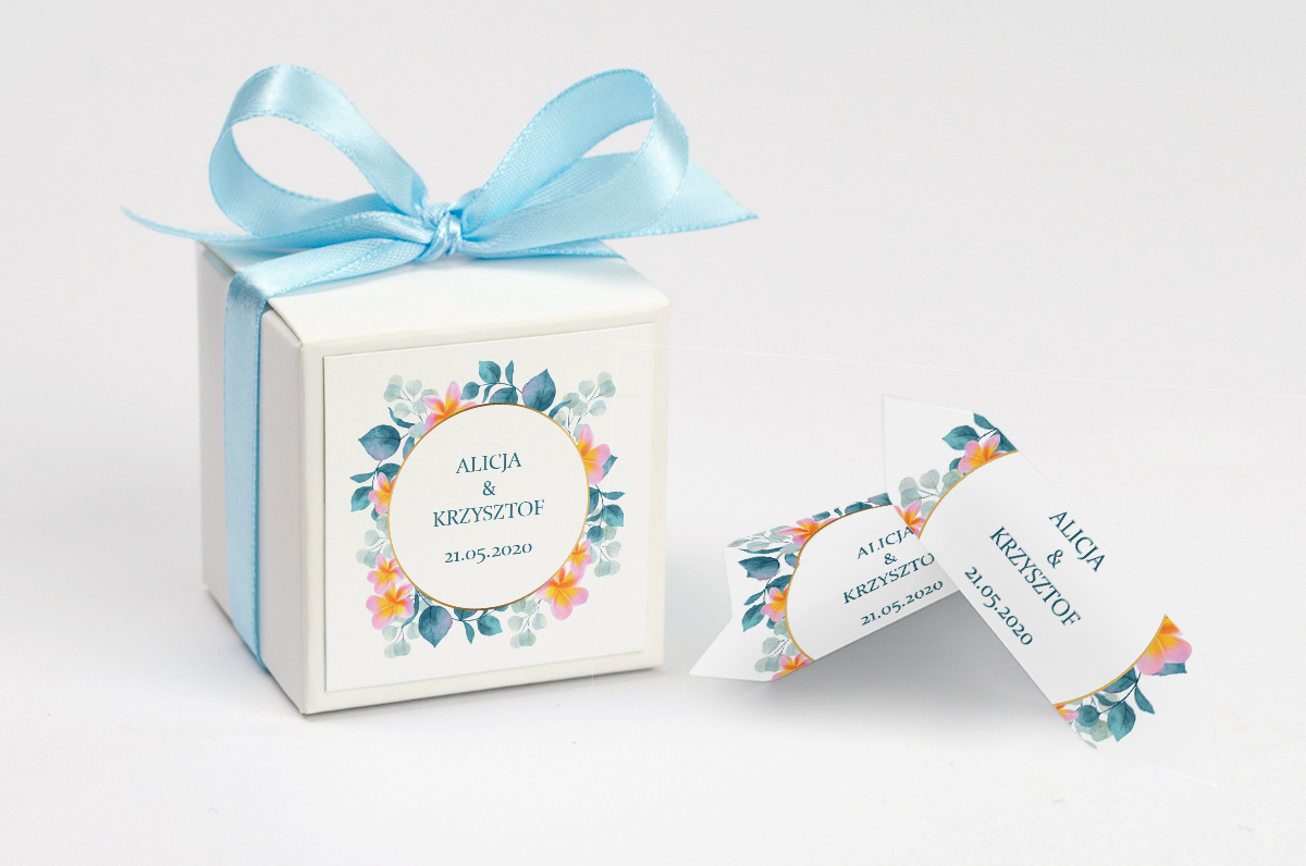 Pudełko na krówki z niebieską kokardą