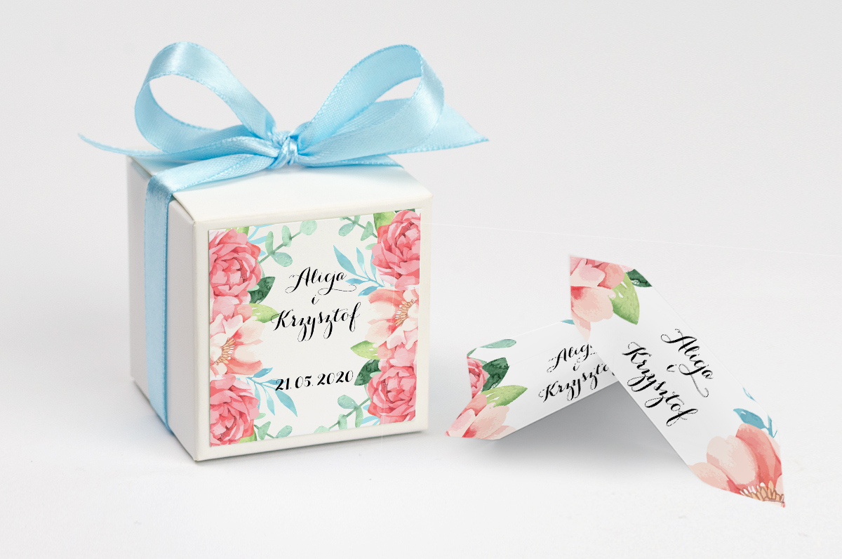 Pudełko na krówki z niebieską kokardą