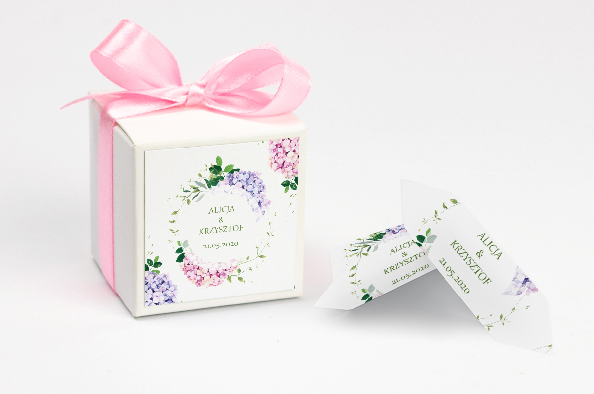 Pudełko na krówki z różową kokardą