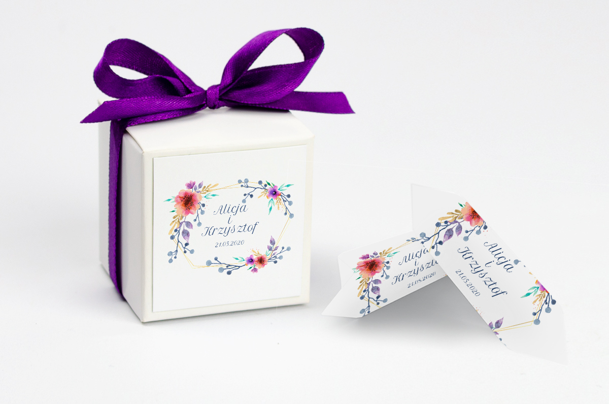 Pudełko na krówki z fioletową kokardą