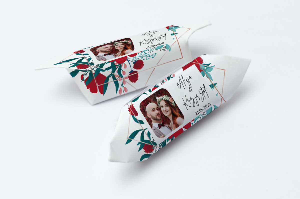 krówki weselne ze zdjęciem zielone listki i czerwone kwiaty