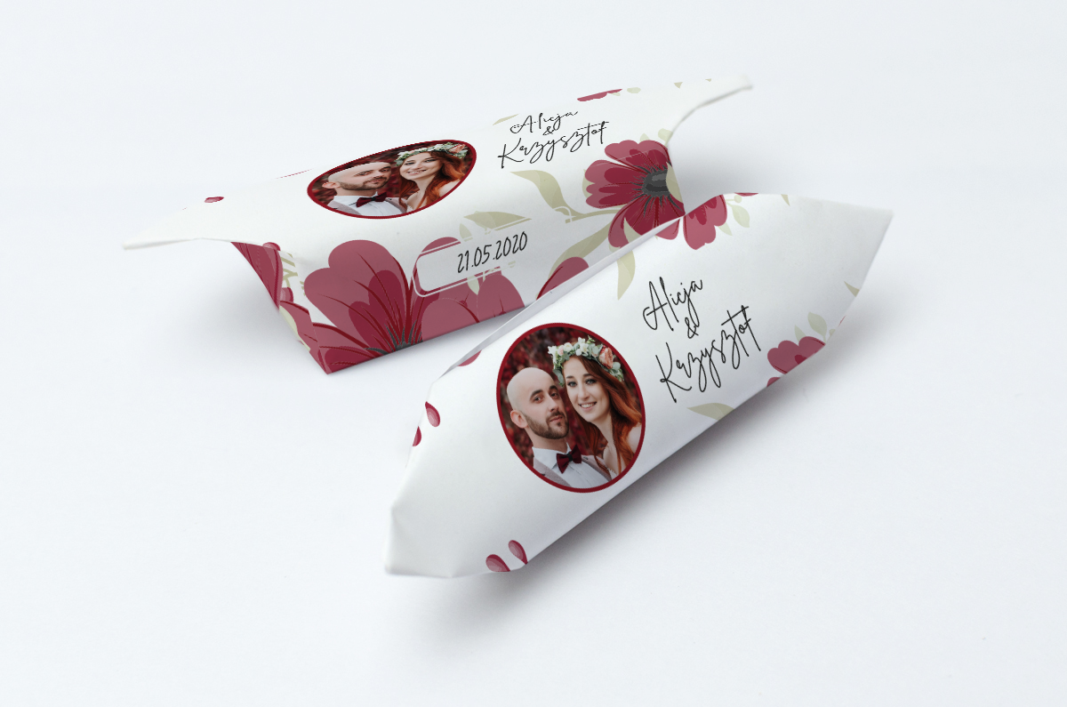 krówki weselne ze zdjęciem i bordowymi kwiatami