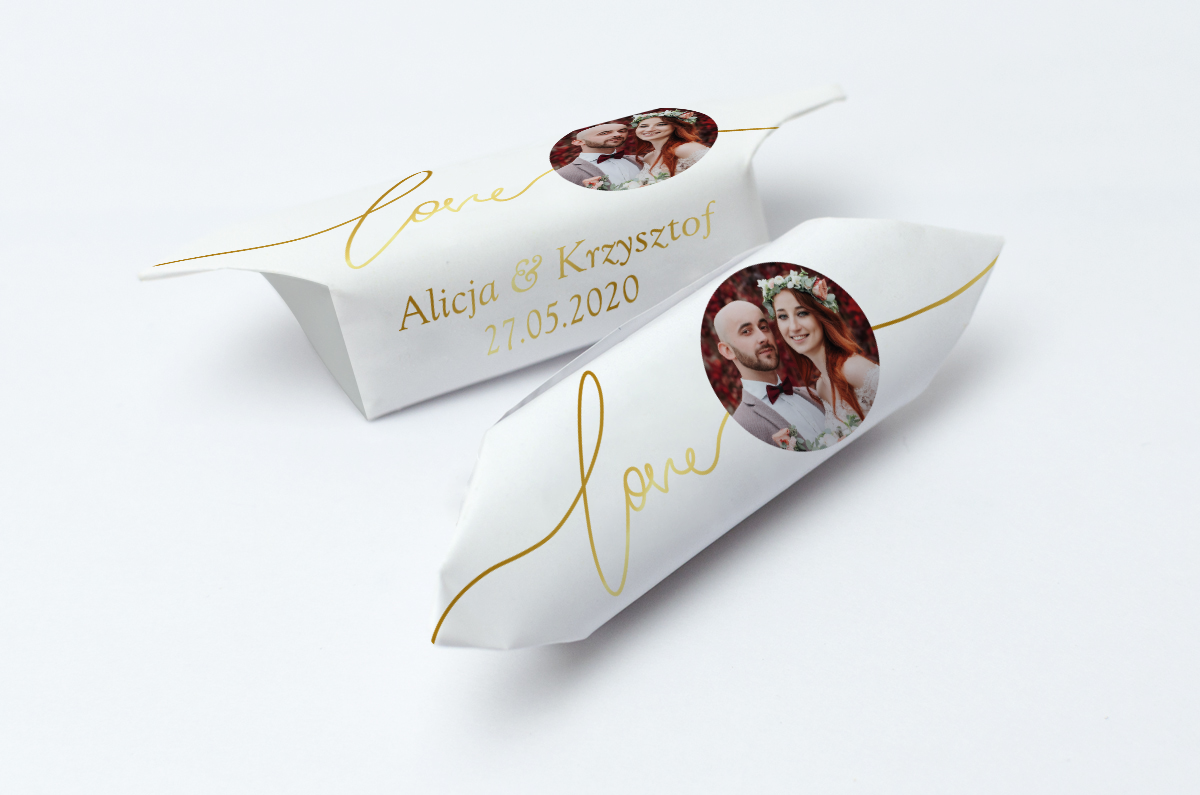 krówka ze zdjęciem i złotym napisem love